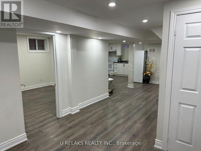 Building Photo - 640 Farwell Crescent