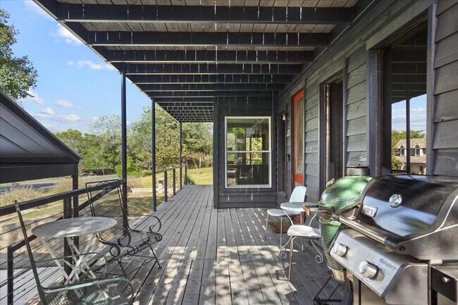 Building Photo - 2403 De Soto Dr