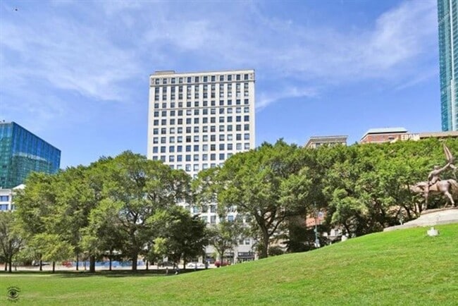 Building Photo - Michigan Ave 608