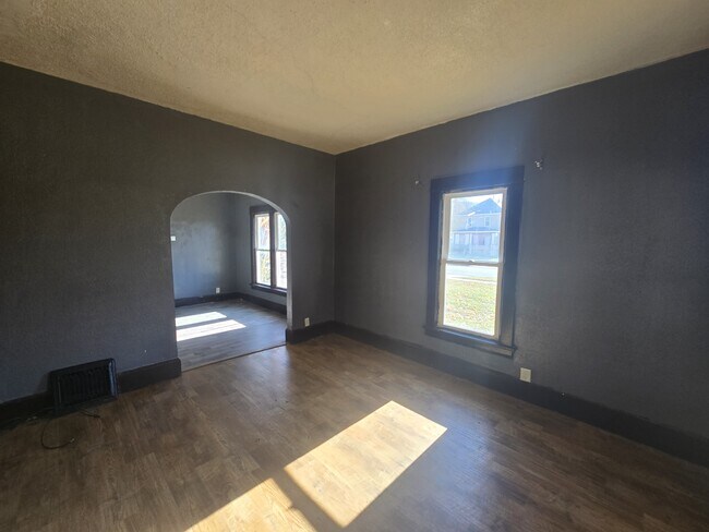 Building Photo - 206 Clay St