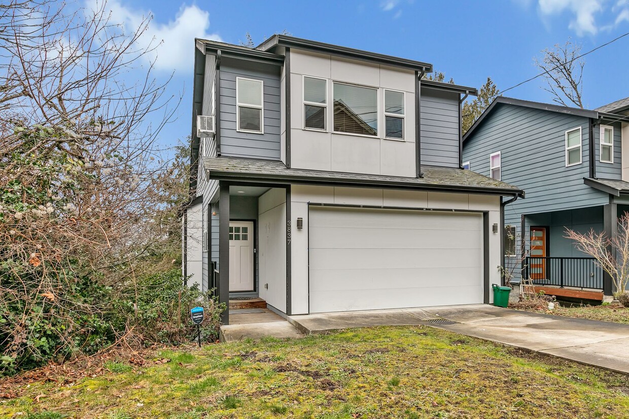 Primary Photo - Spacious 3bed/2.5bath Modern Home with Stu...