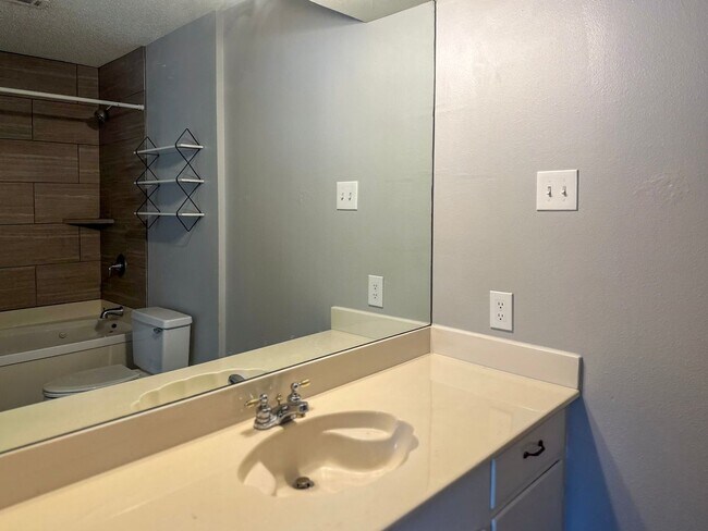 Building Photo - 3 Bedroom / 2 Bath