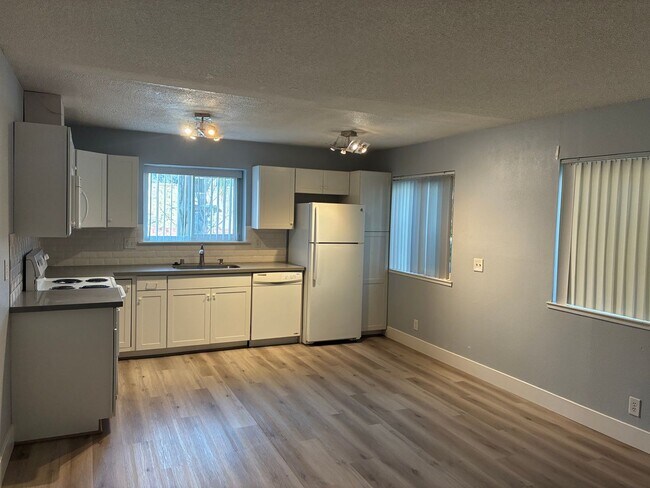 Building Photo - Excellent Location Updated 1 bedroom/1 bath