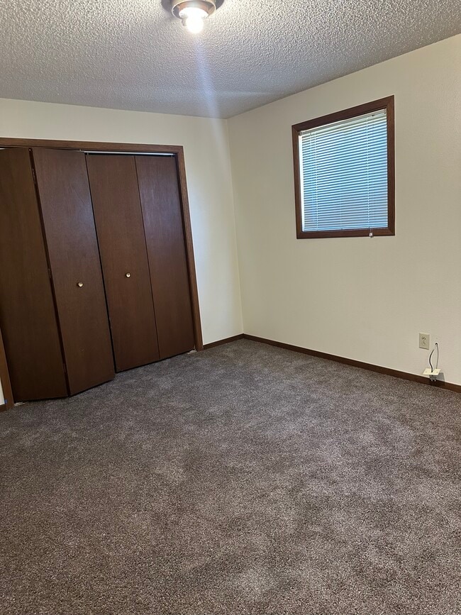 Building Photo - 100 Plains St