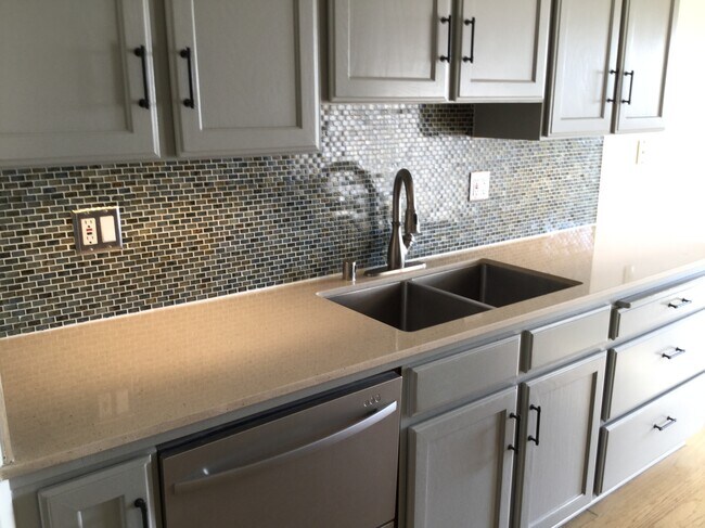 Kitchen - 516 San Vicente Blvd
