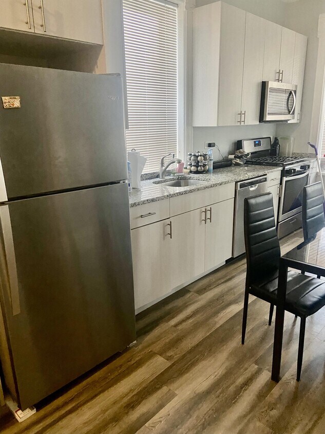 Primary Photo - 920 W 35th Pl