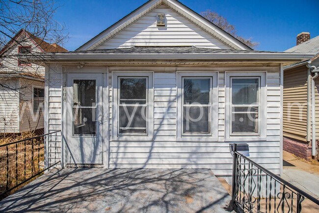 Building Photo - 2 Bed / 1 Bath House - 30th & Seward