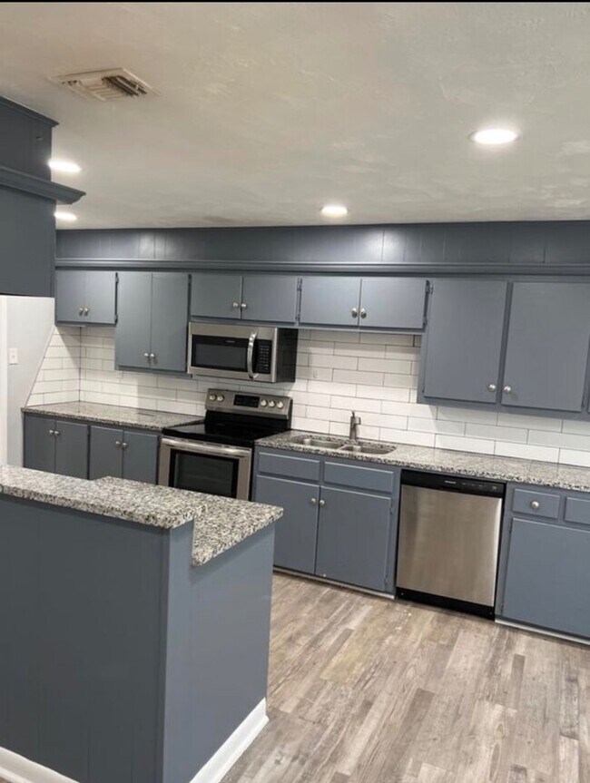 Building Photo - 1520 E 2nd St