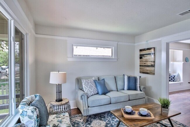 Building Photo - TRACY ABSOLUTELY 3 BEDROOM CHARMING BUNGALOW
