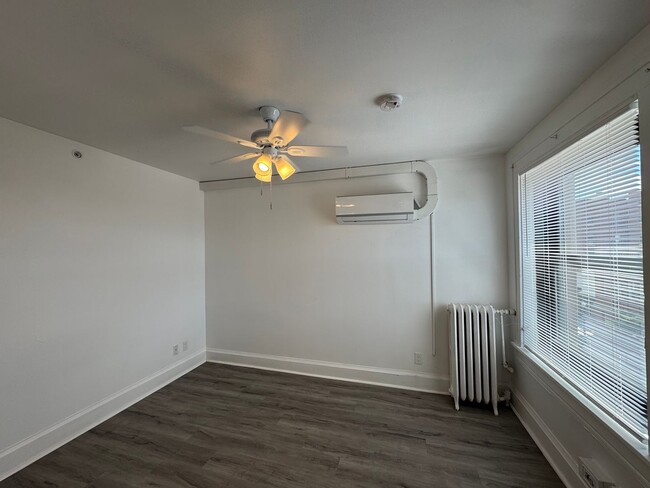 Building Photo - Spacious 1 Bedroom Apartment