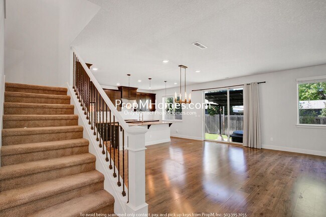 Foto del edificio - Luxury Four Bedroom Home in SW! Hot Tub In...
