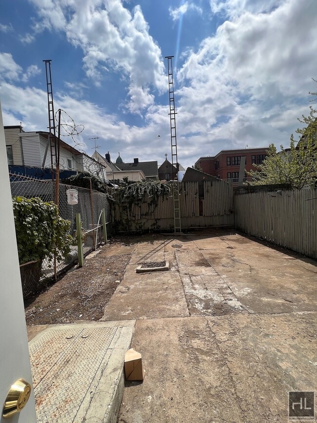 Building Photo - Huge Storefront office space -- Newly Reno...