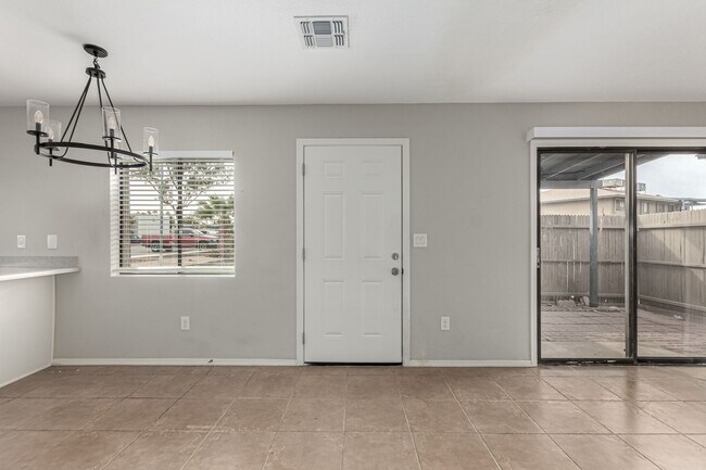 Foto del edificio - 2 Bedroom 1 Bath Condo in Desirable Chandl...