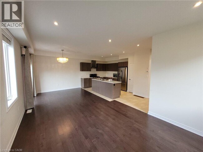 Building Photo - 9 Zinfandel Dr