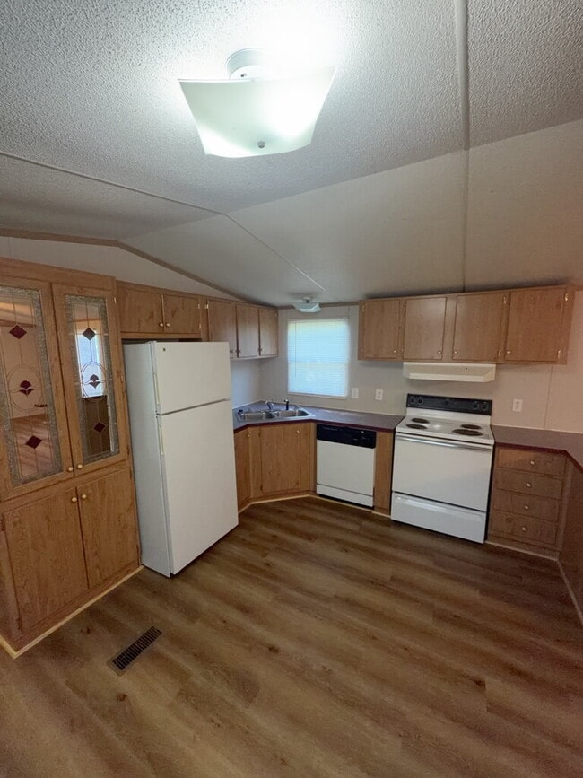 Building Photo - Charming 2 Bedroom Mobile Home