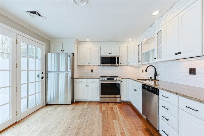 Foto del edificio - 835 Mt Hope St