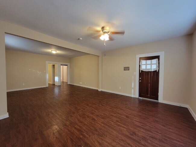 Foto del edificio - Charming 3-Bedroom Home in the Heart of Sa...