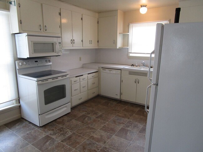 Building Photo - 2 Bedroom, 1 Bathroom with Large Basement ...
