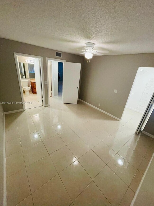 Foto del edificio - 123 Lake Pine Cir