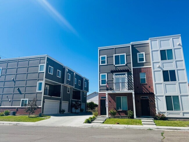 Building Photo - Beautiful townhome with 2 car deep garage ...