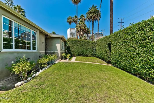Building Photo - 807 N Doheny Dr