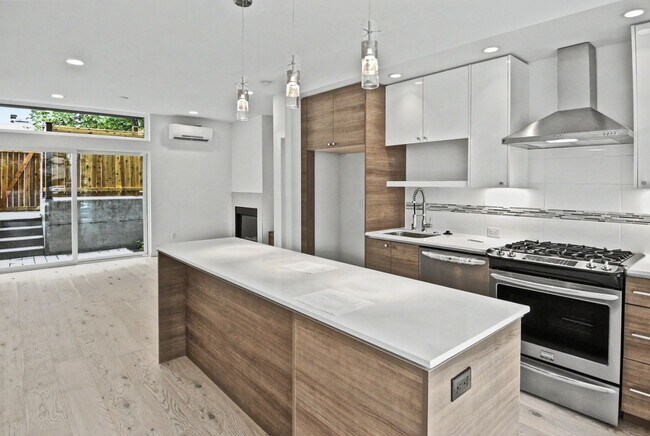 Foto del edificio - AVAILABLE AUGUST 14th! Modern Townhome w/ Private Balcony, AC, & Reserved Parking in Central Area
