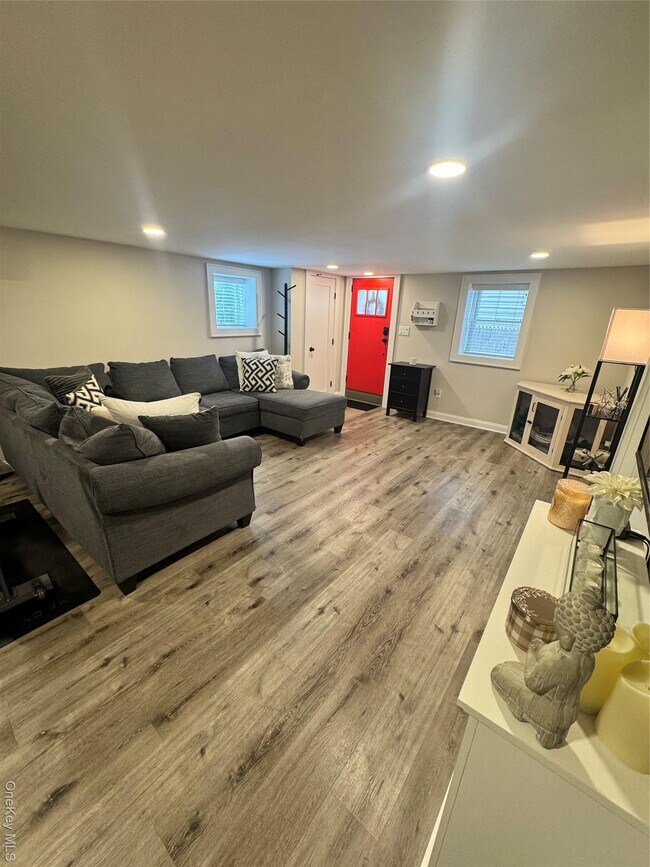 Foto del edificio - 570 Monroe Blvd