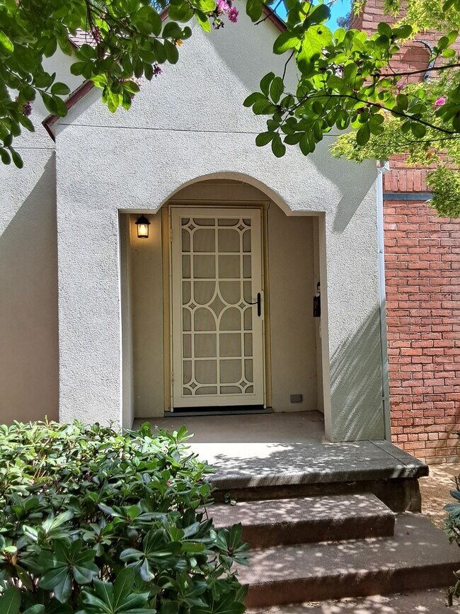 Building Photo - 1160 Palm Ave
