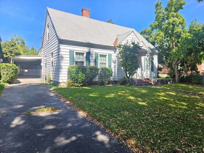 Building Photo - $2,100 - 3 Bed / 2 Bath Charming Home by G...