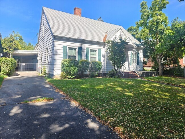 Foto del edificio - $2,100 - 3 Bed / 2 Bath Charming Home by G...