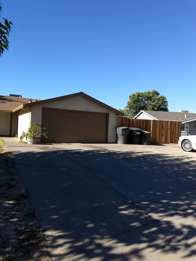 Building Photo - Remodeled 3 Bedroom 2 Bathroom Carmichael ...