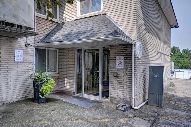 Photo du bâtiment - Hillcrest Apartments