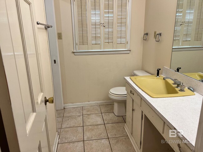 Building Photo - 709 E 6th St