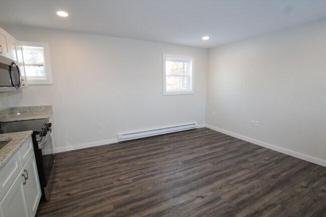 Building Photo - Beautifully remodeled and completed 1 Bedroom apartment. FREE MONTH OF RENT!*