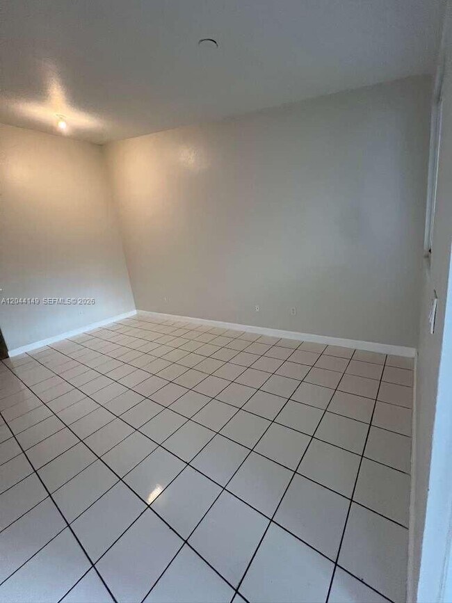 Foto del edificio - 1661 SE 28th St