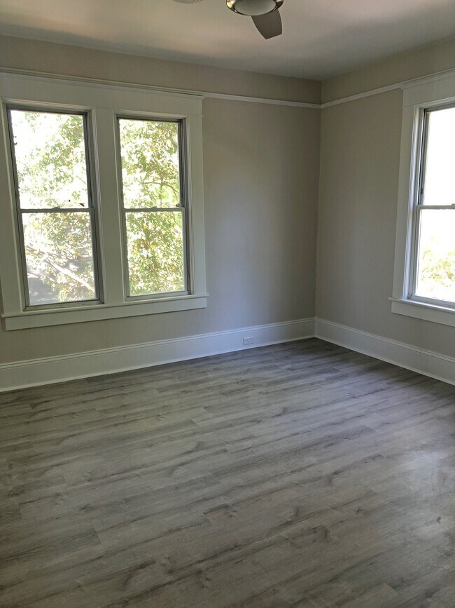 Foto del edificio - 220 N Cedar St