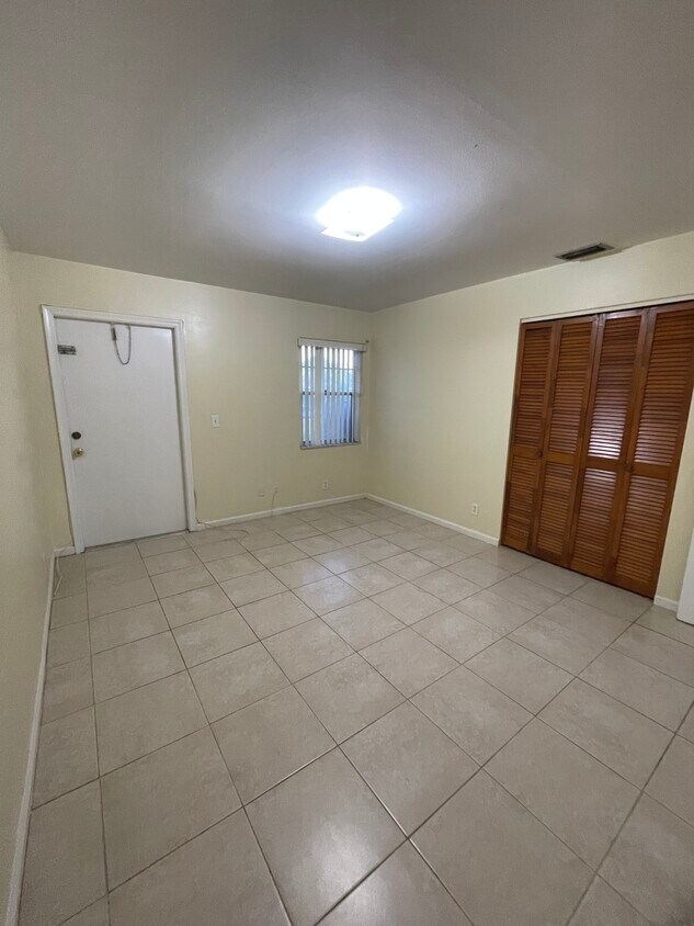 Primary Photo - 1568 E Breezy Ln