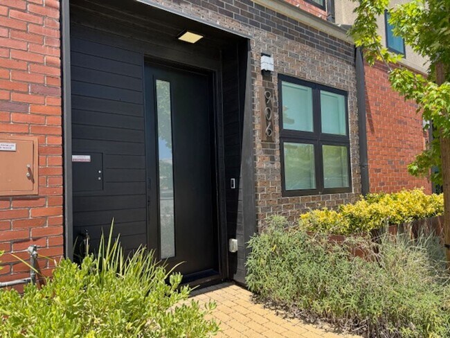 Building Photo - Gorgeous Tri-level townhome with ROOF TOP!  Downtown Lafayette!