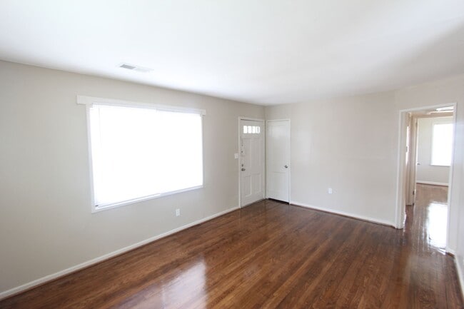 Building Photo - New On The Market! Fresh New Updates!! Bet...