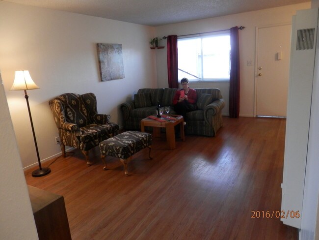 living room - 5314 Bayview Ave