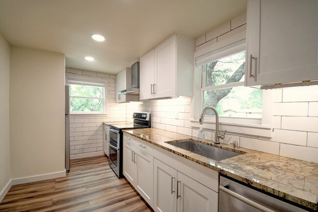 Building Photo - 1302 McAllen Dr