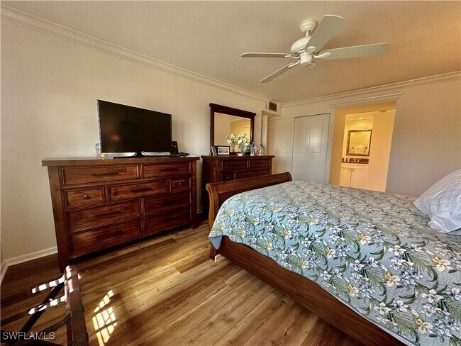 Foto del edificio - 555 Park Shore Dr