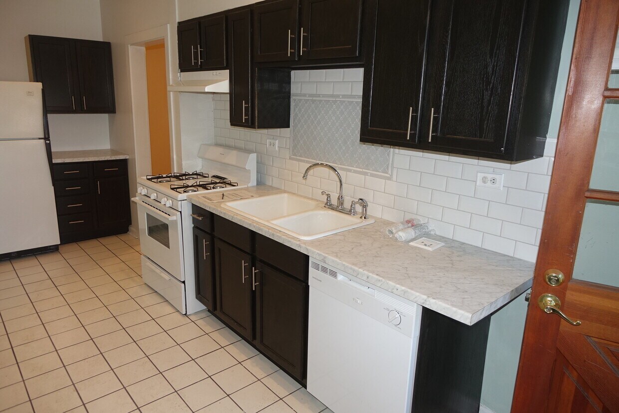 Foto principal - 2212 W Roscoe St