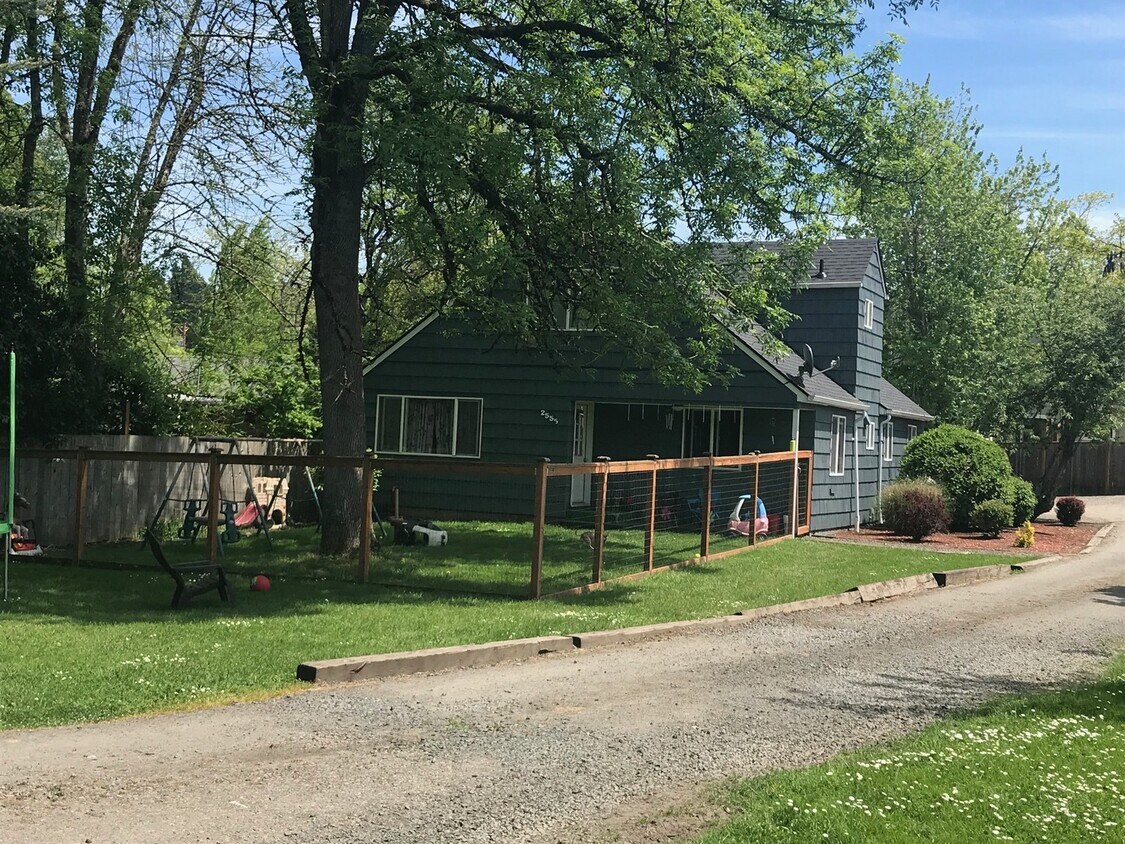 Building Photo - 5+ Bed/2 Bath East Campus home with fenced...