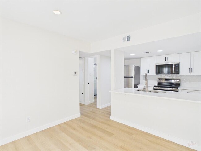 Foto del edificio - 2124 Burton Dr