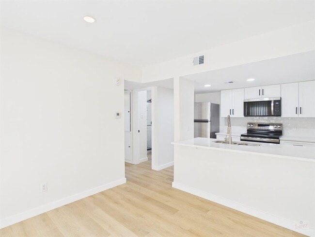 Building Photo - 2124 Burton Dr