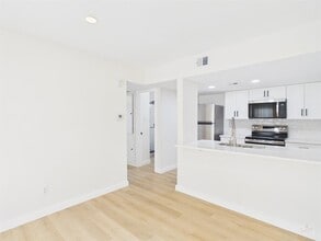 Building Photo - 2124 Burton Dr