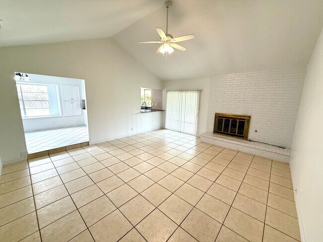 Building Photo - **APPLICATION RECEIVED** AVAILABLE NOW! UN...