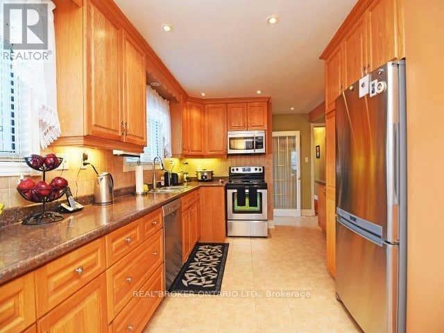 Building Photo - 1602 Coram Crescent