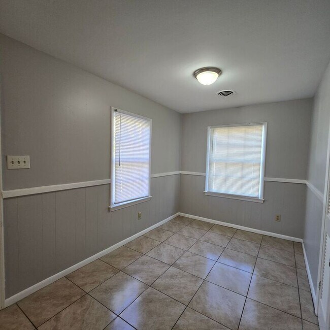 Building Photo - 344 E Shelby Dr
